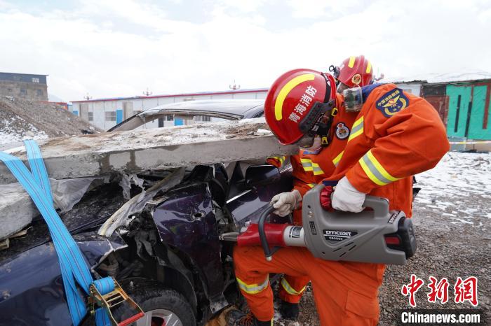 圖為地震實(shí)戰(zhàn)拉動(dòng)現(xiàn)場(chǎng)，參演人員進(jìn)行車輛破拆?！∮駱湎拦﹫D