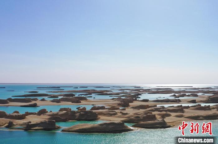 航拍青海大柴旦烏素特水上雅丹奇特景觀。　馬銘言 攝