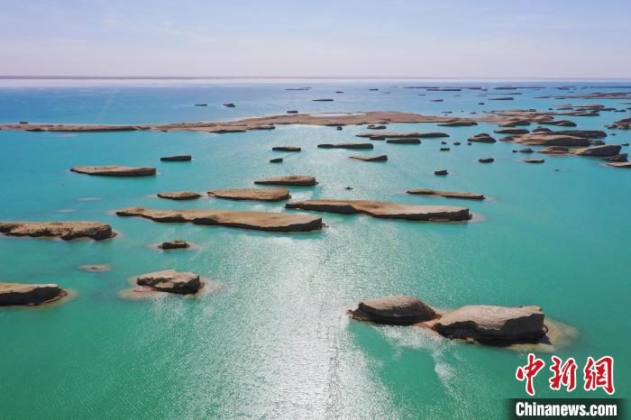 航拍青海大柴旦烏素特水上雅丹奇特景觀?！●R銘言 攝