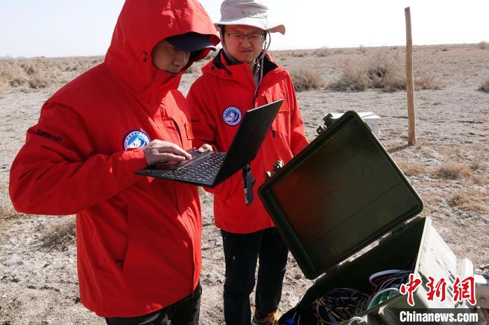 格爾木草地站，青藏科考隊(duì)員采集觀測數(shù)據(jù)。　<a target='_blank' href='/'><p  align=