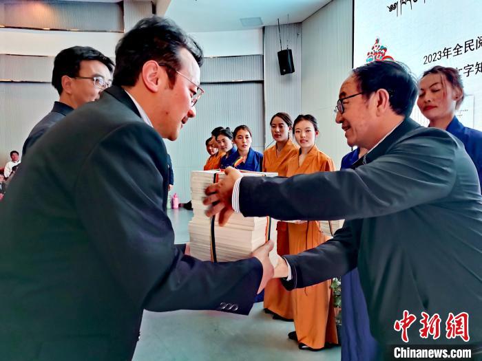 圖為贈送叢書?！?zhí)砀?攝