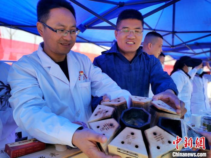 圖為青海省海東市樂(lè)都區(qū)中醫(yī)院八卦灸展示?！?zhí)砀?攝