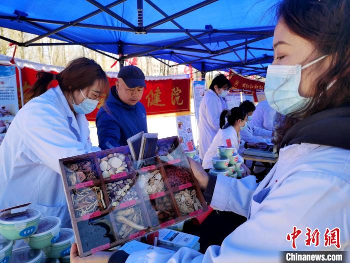 圖為中藥展示?！?zhí)砀?攝