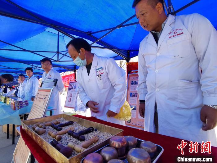 圖為青海省循化縣的國(guó)家級(jí)非遺項(xiàng)目尤闕療法的器械展示?！?zhí)砀?攝