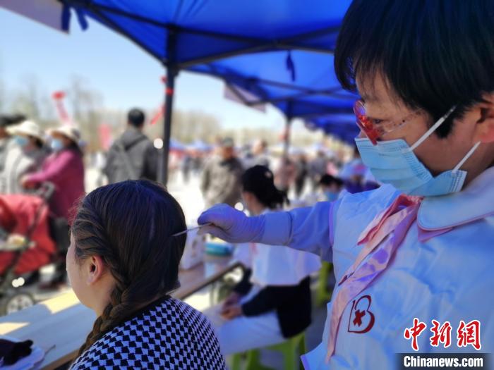 圖為刮痧?！?zhí)砀?攝