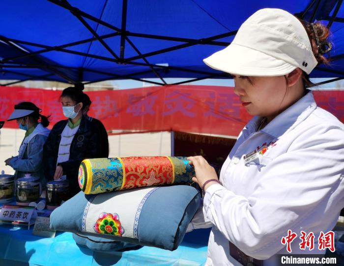 圖為青海省互助縣的中藥枕頭?！?zhí)砀?攝