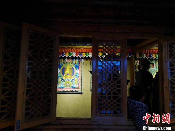 圖為作為展廳的古堡內(nèi)一座土木二層結(jié)構(gòu)“廊房式”建筑?！?zhí)砀?攝