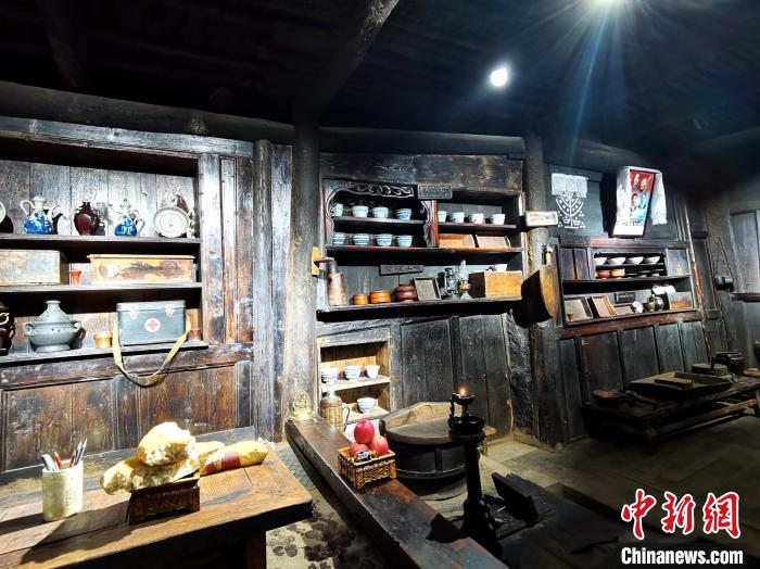 圖為古堡內(nèi)生活場景展示?！?zhí)砀?攝