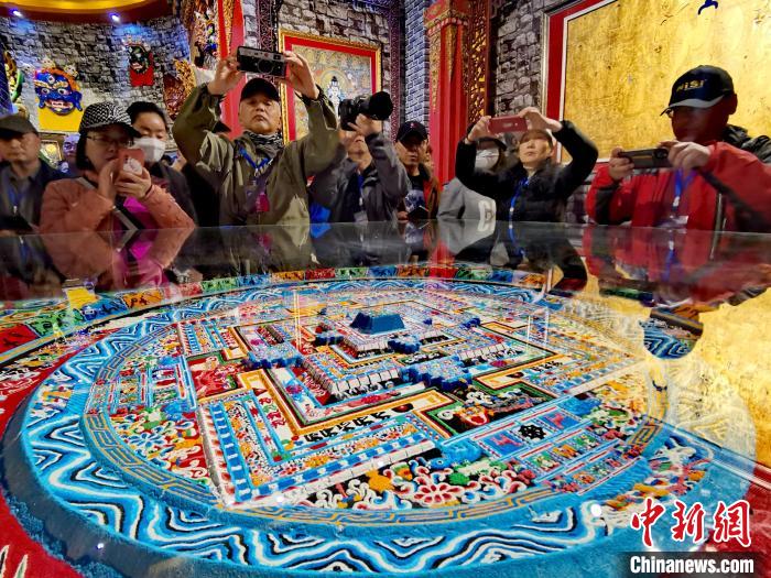 圖為參觀者拍攝壇城?！?zhí)砀?攝