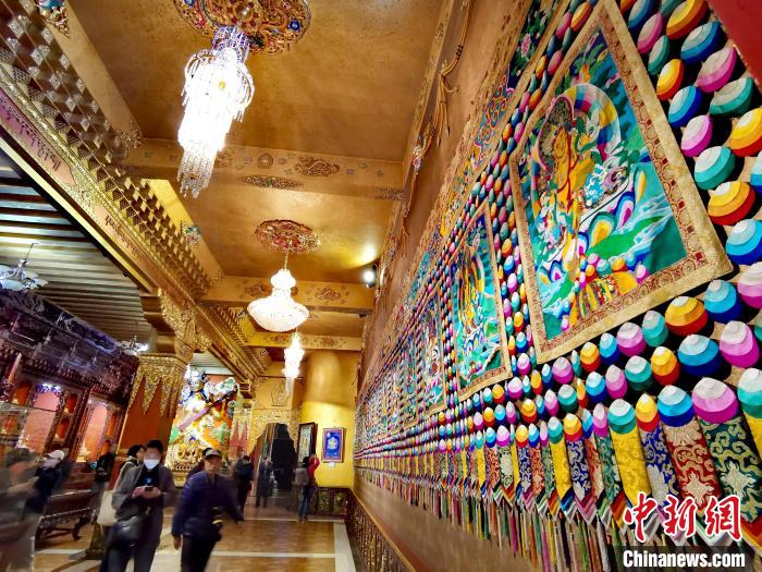 圖為仁俊畫(huà)院內(nèi)的堆繡?！?zhí)砀?攝