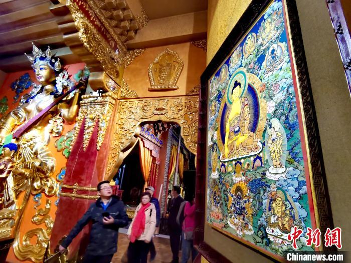 圖為仁俊畫(huà)院內(nèi)的唐卡?！?zhí)砀?攝