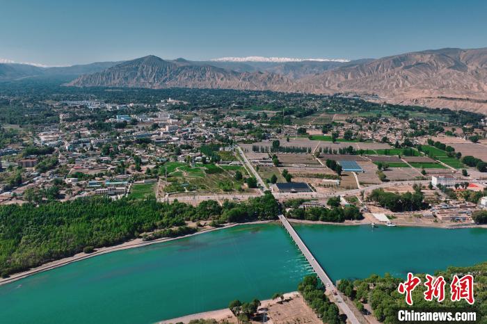 航拍青海貴德黃河岸畔綠意濃濃?！≮w凜松 攝