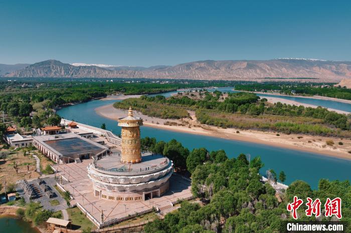航拍青海貴德黃河岸畔綠意濃濃?！≮w凜松 攝
