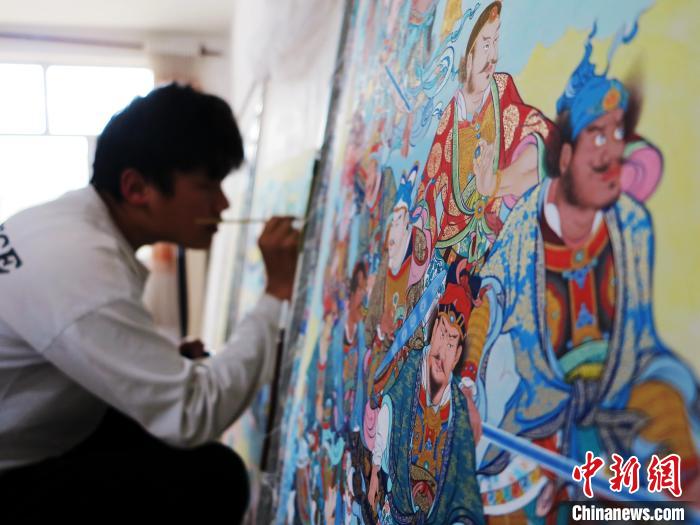 圖為熱貢龍樹(shù)畫(huà)苑內(nèi)的學(xué)徒繪畫(huà)唐卡?！?zhí)砀?攝