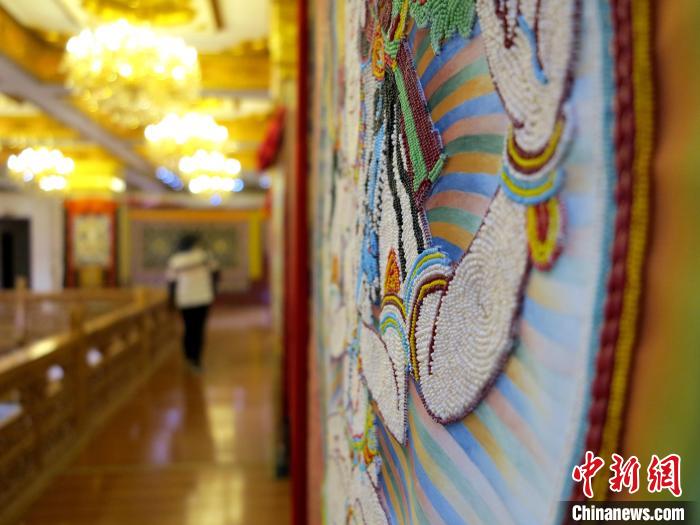 圖為黃南州同仁市熱貢龍樹畫苑內(nèi)的珍珠唐卡?！?zhí)砀?攝
