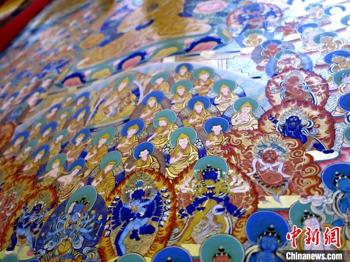 圖為熱貢龍樹畫苑內(nèi)展覽的唐卡局部?！?zhí)砀?攝