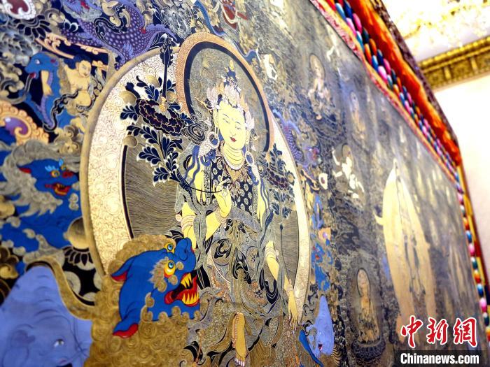 圖為熱貢龍樹畫苑內(nèi)的唐卡?！?zhí)砀?攝