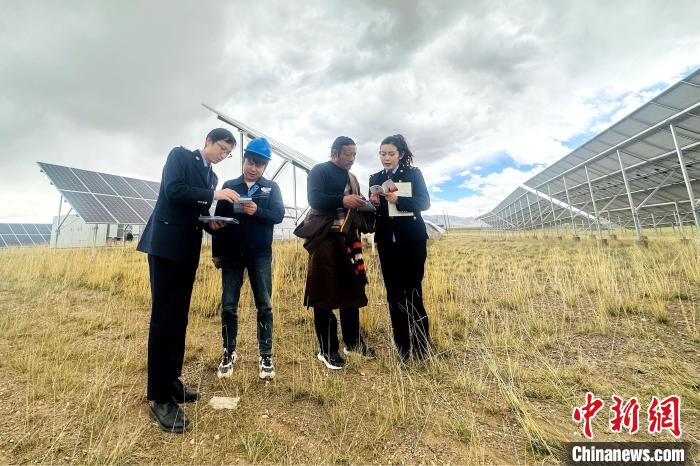 圖為稅務干部上門開展稅費輔導。　方貴龍 攝