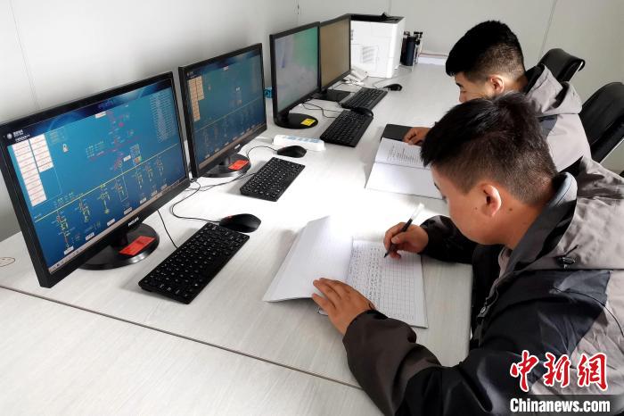 圖為光伏發(fā)電項目升壓站監(jiān)控室。　李雋 攝