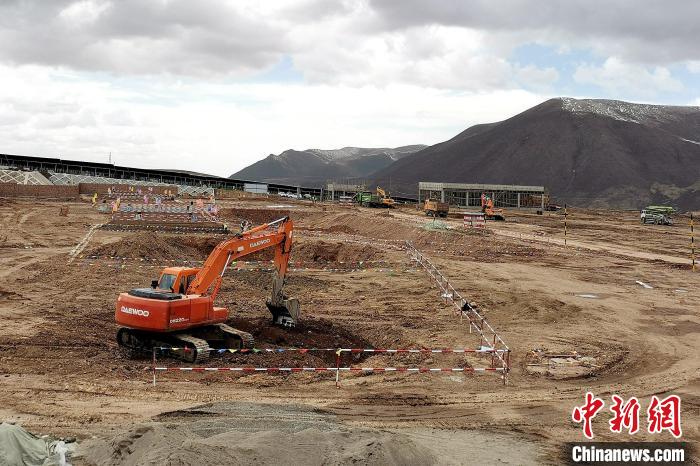 圖為光伏發(fā)電項目施工區(qū)正在抓緊施工?！±铍h 攝