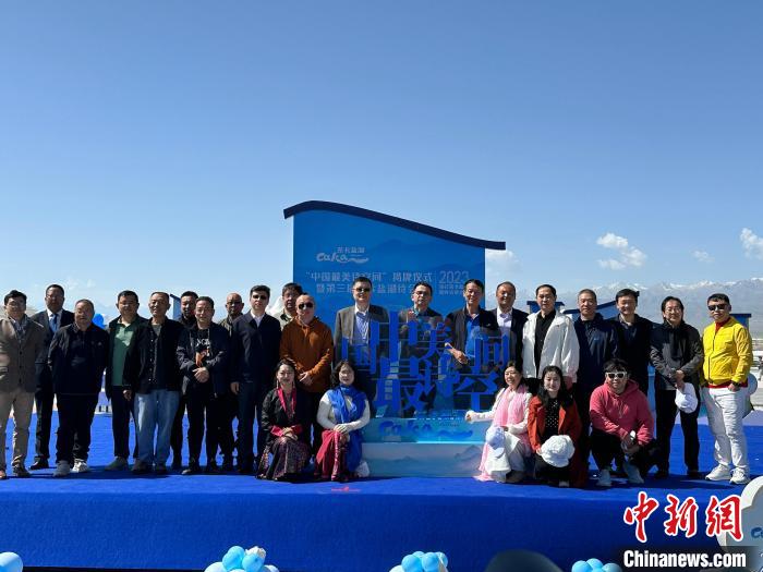 圖為國內眾多詩人在茶卡鹽湖景區(qū)合影?！⒀?攝