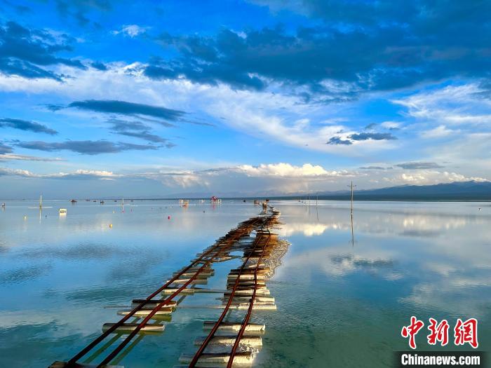 圖為茶卡鹽湖景區(qū)風光?！⒀?攝