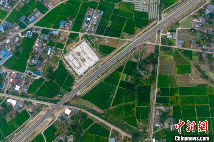 空中俯瞰綿竹牽引變電所和川青鐵路成黃段鐵路線?！⒅铱?攝