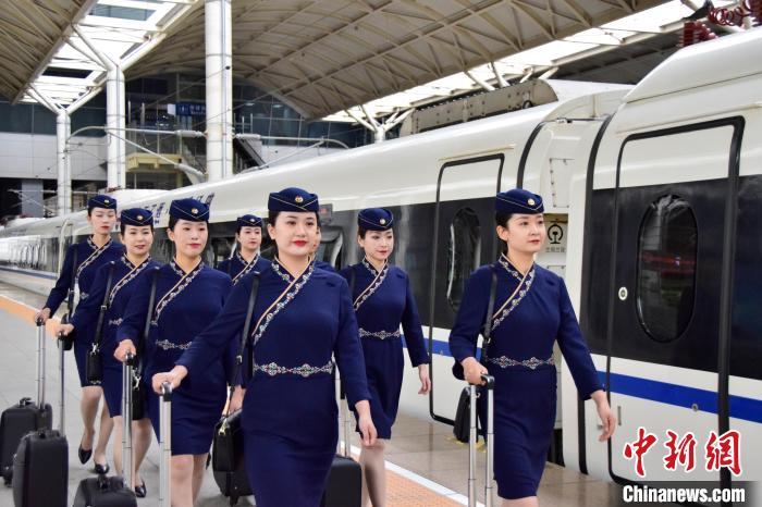 圖為青藏鐵路西格段“復興號”動車組乘務員新制服亮相?！|科力加 攝