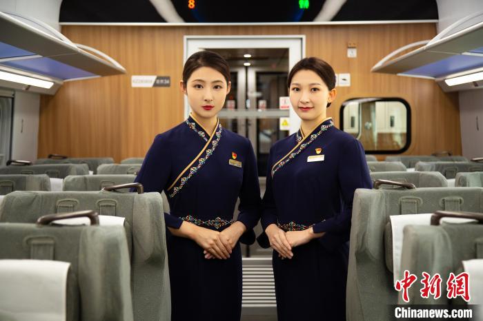 圖為整體色彩以“深藏青”為主調(diào)的西格段“復興號”動車組乘務員新制服。　李磊 攝