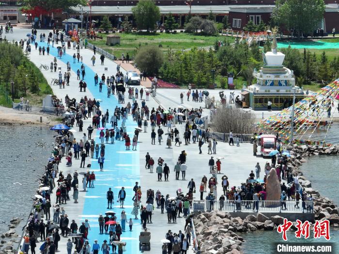 圖為航拍青海湖二郎劍景區(qū)游客眾多?！∑钤鲚?攝