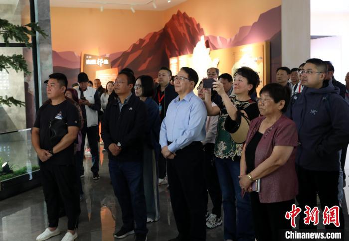 圖為臺商參訪祁連山國家公園生態(tài)科普館?！⊙Φ?攝