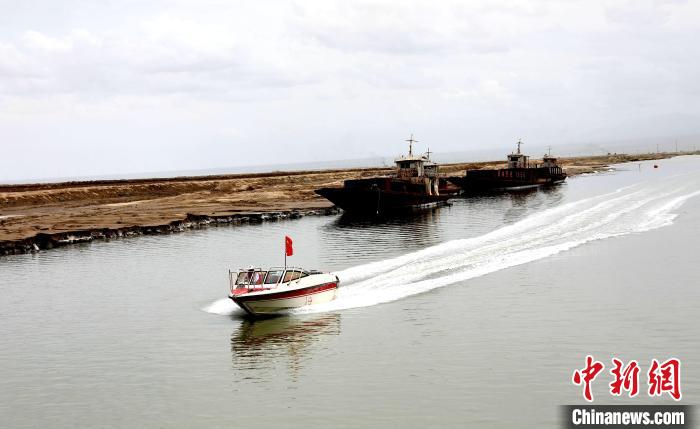 圖為茶卡鹽湖?！⊙Φ?攝