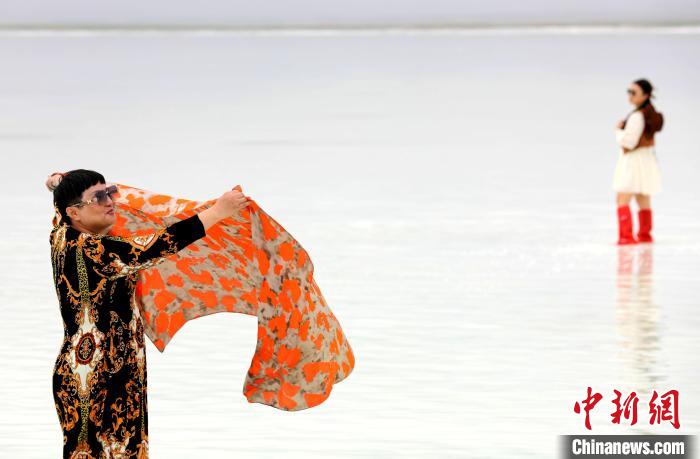 圖為游客在茶卡鹽湖拍照。　薛蒂 攝