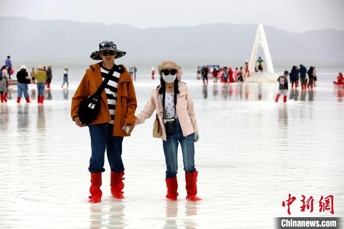 圖為游客在茶卡鹽湖之中?！⊙Φ?攝