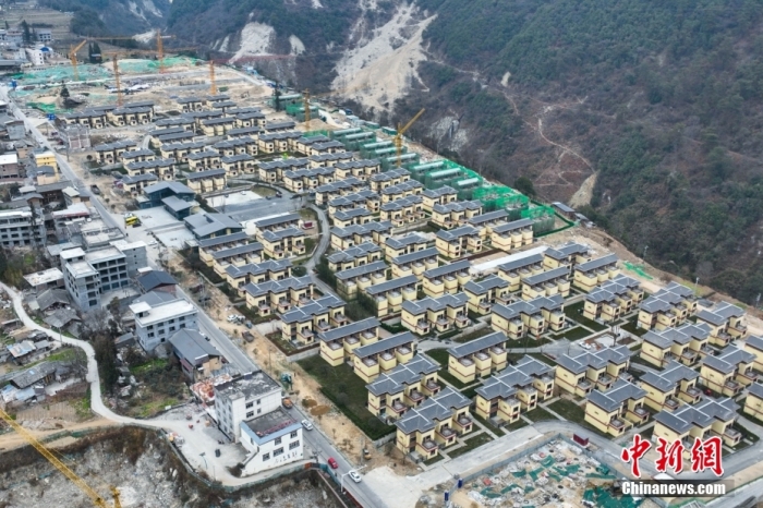 圖為2月1日，瀘定磨西鎮(zhèn)震后重建的安置小區(qū)。(無人機(jī)照片)<a target='_blank' href='/'><p  align=