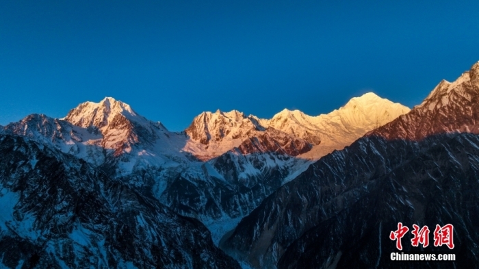圖為2月1日，清晨陽光照在貢嘎雪山上，出現(xiàn)“日照金山”景觀。(無人機照片)<a target='_blank' href='/'><p  align=