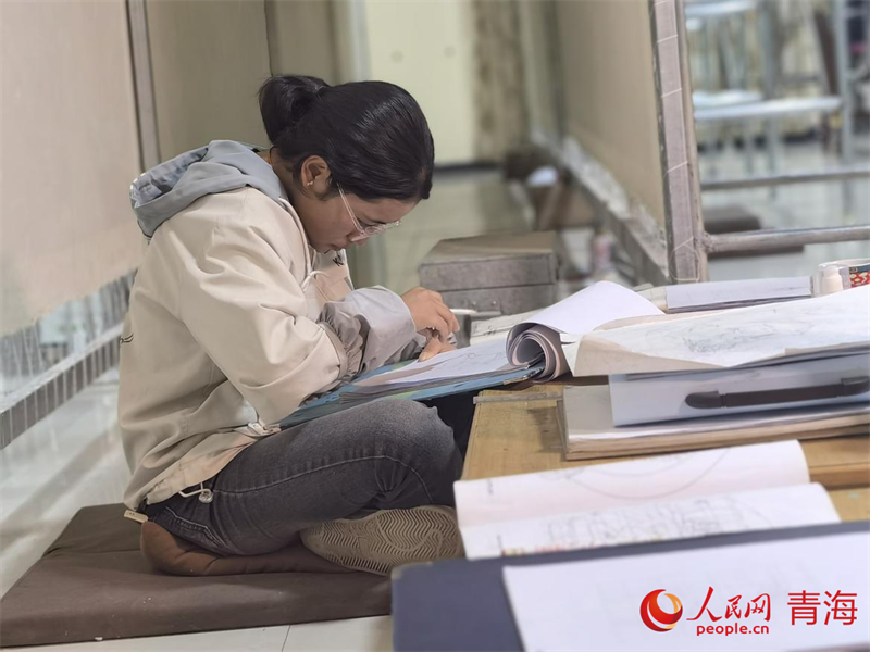 正在學(xué)習(xí)畫底稿的尕讓旺姆。人民網(wǎng) 陳明菊攝