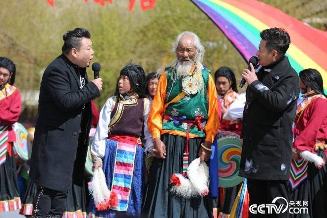 主持人向老人詢問(wèn)跳卓舞的技巧