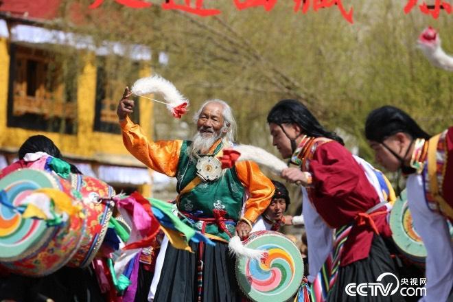 這里的人們，跳著從高原上長(zhǎng)出來(lái)的久河卓舞，舞動(dòng)人生，一代又一代。