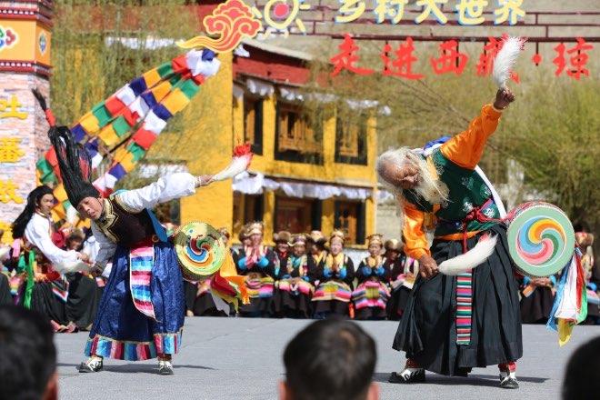 爺孫倆跳起舞來(lái)，鏗鏘有力。