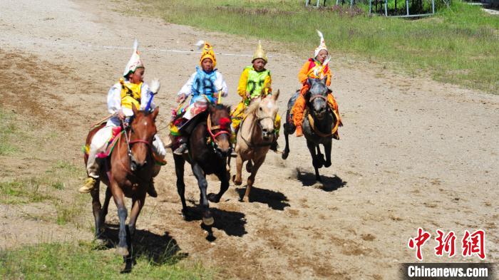 圖為少年騎手在比賽中?！垈?攝