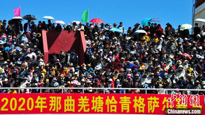 圖為當日的比賽吸引了眾多觀眾?！垈?攝