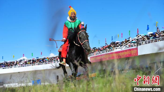 圖為少年騎手在比賽中?！垈?攝