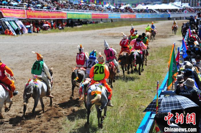 圖為少年騎手在比賽中?！垈?攝