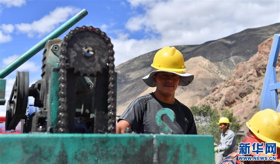 (社會(huì))(5)藏東脫貧影像:為家鄉(xiāng)建設(shè)“添磚加瓦”