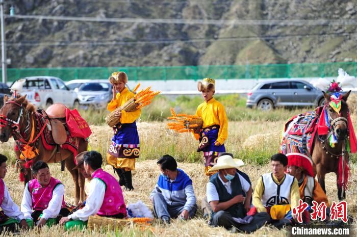 圖為等待登場(chǎng)的農(nóng)牧民演員。　張偉 攝