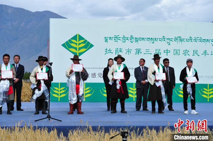 圖為活動(dòng)上獲得表彰的農(nóng)牧民。　張偉 攝