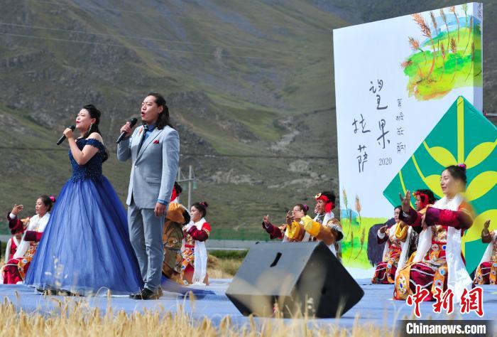 圖為當(dāng)日的文藝表演?！垈?攝