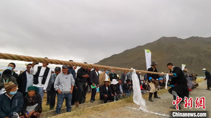 圖為當(dāng)日進(jìn)行的農(nóng)事趣味運(yùn)動(dòng)會(huì)?！垈?攝