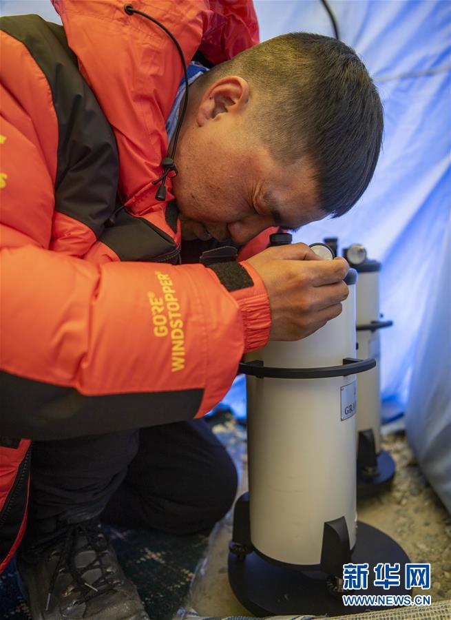 （新華全媒頭條·圖文互動）（9）往更高處長、往長春北京方向移動——來自海拔8848.86米的報告